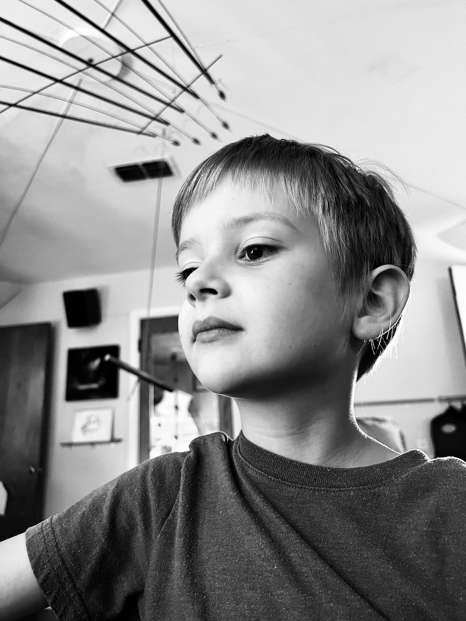 Otto black and white hand mobile 2022